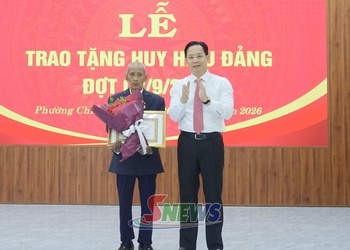 Đồng chí Bí thư Tỉnh ủy trao Huy hiệu Đảng tại phường Chiềng An