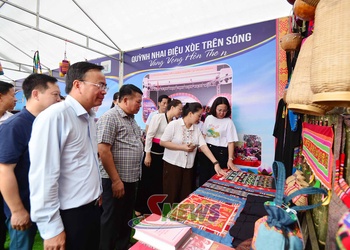 Các đồng chí lãnh đạo tỉnh thăm, động viên các đơn vị tham gia Tuần Văn hóa - Du lịch Mộc Châu năm 2026