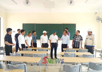 Đồng chí Phó Chủ tịch Thường trực UBND tỉnh kiểm tra công tác chuẩn bị năm học mới tại Chiềng Sơn