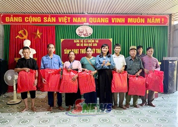 Đồng chí Trưởng ban Nội chính Tỉnh ủy dự sinh hoạt Chi bộ bản Quế Sơn, xã Chiềng Sại