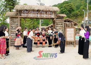 Độc đáo chợ phiên Pha Đin