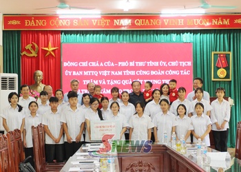 Đồng chí Chá A Của thăm, tặng quà Trung tâm Bảo trợ xã hội tỉnh nhân dịp Trung thu