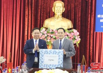 Vun đắp mối quan hệ hợp tác hữu nghị với các huyện của nước bạn Lào
