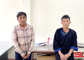 Bắt 2 đối tượng cất giấu ma túy trong dép