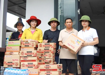 Đoàn thiện nguyện Club 26 Sơn La hỗ trợ các gia đình bị thiệt hại do mưa lũ 
