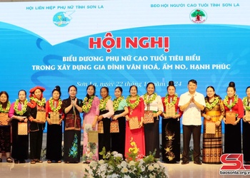 Biểu dương phụ nữ cao tuổi tiêu biểu trong xây dựng gia đình văn hóa, ấm no, hạnh phúc