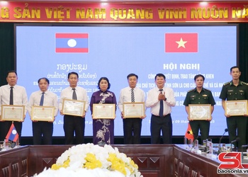Công bố quyết định và trao bằng khen của Chủ tịch UBND tỉnh trong thực hiện công tác biên giới Việt Nam - Lào