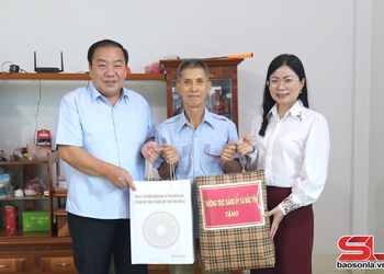 Đồng chí Phó Chủ tịch HĐND tỉnh dâng hương các Anh hùng liệt sĩ và thăm, tặng quà các bệnh binh, thân nhân liệt sĩ tại xã Bắc Yên