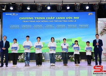 Bảo Việt Nhân thọ Sơn La trao học bổng và xe đạp cho học sinh xuất sắc