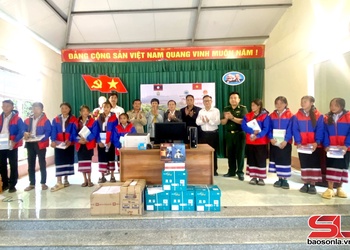 Tặng quà Trường THCS Móng Nặm, huyện Xiềng Khọ, tỉnh Hủa Phăn
