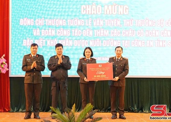 Thứ trưởng Bộ Công an làm việc với Công an xã Chiềng Mung và phường Chiềng Sinh