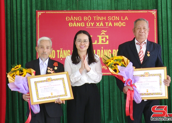 Đồng chí Trưởng ban Tuyên giáo và Dân vận Tỉnh ủy trao Huy hiệu Đảng tại xã Tà Hộc
