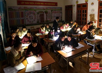 Ánh sáng từ lớp học xóa mù chữ ở Mường Khiêng