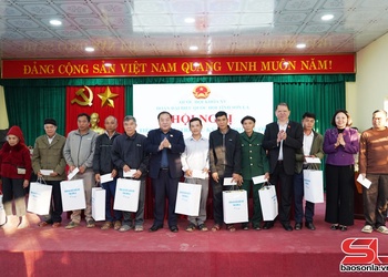 Đoàn đại biểu Quốc hội tỉnh Sơn La tiếp xúc cử tri xã Mường É