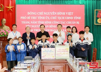 Đồng chí Chủ tịch UBND tỉnh thăm, nắm tình hình và tặng quà Trung tâm Bảo trợ xã hội tỉnh