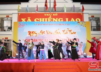 Đêm giao lưu văn nghệ và trình diễn trang phục dân tộc tại xã Chiềng Lao