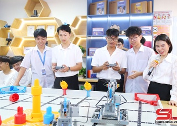 Lưu học sinh Lào trải nghiệm phòng học STEM Innovation