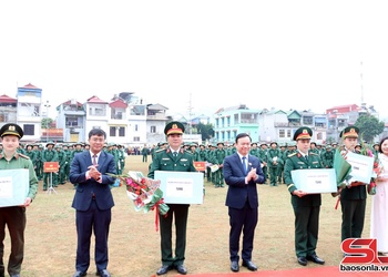 Tân binh khu vực Phù Yên, Bắc Yên hân hoan lên đường tòng quân