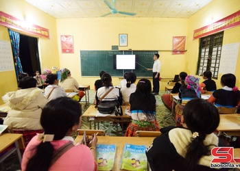 Lớp học đặc biệt trên bản Làng Sáng