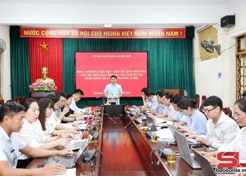 Đồng chí Đặng Ngọc Hậu, Phó Chủ tịch UBND tỉnh kiểm tra công tác cải cách thủ tục hành chính tại xã Tà Hộc, Mai Sơn