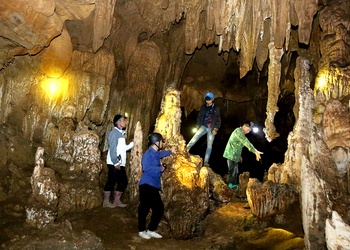 Khám phá hang Tà Ẻn