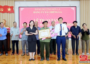 Đồng chí Giám đốc Sở Xây dựng trao Huy hiệu Đảng tại xã Chiềng La và Muổi Nọi