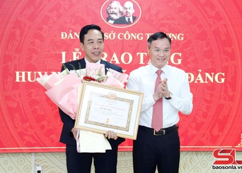 Đảng ủy Sở Công Thương Sơn La trao tặng Huy hiệu Đảng dịp 19/5
