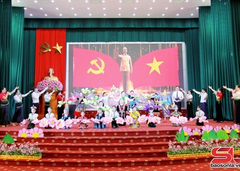 Văn nghệ chào mừng kỷ niệm 136 năm Ngày sinh Chủ tịch Hồ Chí Minh
