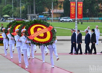 Các đồng chí lãnh đạo, nguyên lãnh đạo Đảng, Nhà nước vào Lăng viếng Chủ tịch Hồ Chí Minh