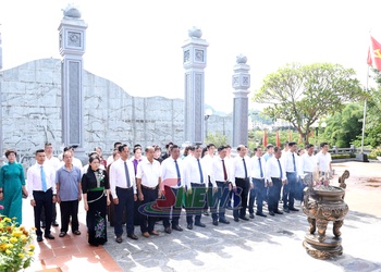 Hiệp hội Doanh nghiệp tỉnh dâng hoa, dâng hương Tượng đài "Bác Hồ với đồng bào các dân tộc Tây Bắc" và Đền thờ Bác Hồ