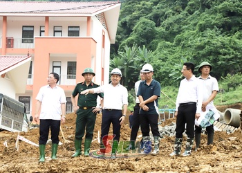 Đồng chí Chủ tịch UBND tỉnh kiểm tra tiến độ xây dựng Trường phổ thông nội trú Tiểu học- THCS Phiêng Pằn