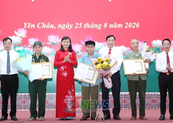 Đồng chí Trưởng ban Nội chính Tỉnh ủy trao Huy hiệu Đảng tại xã Yên Châu, Chiềng Hặc