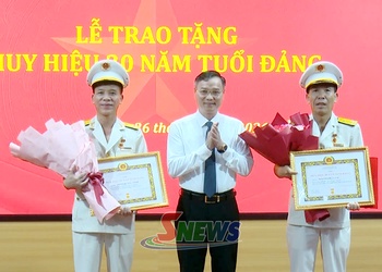 Đảng ủy Thuế tỉnh Sơn La tổ chức Lễ trao tặng Huy hiệu Đảng đợt 2/9