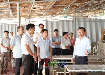 Đồng chí Phó Chủ tịch Thường trực UBND tỉnh kiểm tra công tác chuẩn bị khai giảng tại các xã Gia Phù, Kim Bon, Bắc Yên