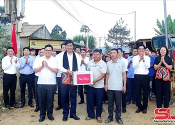 Party Central Committee member attends Great National Unity Festival in Muong Chanh