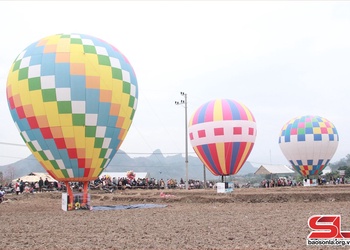 Hot air balloons fly over Muong Tac field