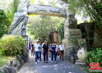 Son La Famtrip delegation explores tourist attractions in Da Nang