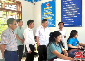 Đồng chí Chủ tịch HĐND tỉnh Sơn La kiểm tra vịa dệt khảo bấng pưng póng vịa khòng chính quyền địa phương 2 cấp nẳng xã Phiêng Cằm