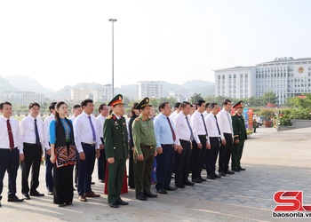 Son La leaders pay tribute to President Ho Chi Minh on National Day