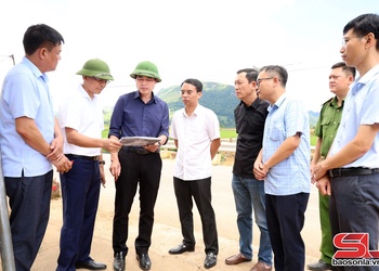 Đồng chí Bí thư Tỉnh ủy kiểm tra nả vịa khặn khang dòm ngơn cốc tẳng tánh trương phổ thông nội trú diên cấp tiểu học - THCS nẳng pưng xã đèn mương.