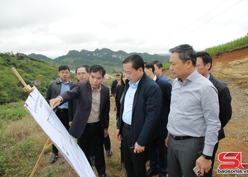 Provincial Party chief inspects Hoa Binh – Moc Chau expressway, Moc Chau road projects