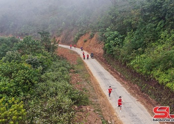 Chieng Lao commune hosts running race
