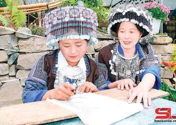 Pox niav Hmôngz jok Khâu Pùm tsưx hưv txux chi chax chês