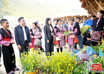 Ciaz tênhv chaix ntux yiaz Chiềng Hặc