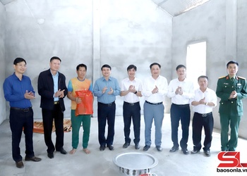 Provincial Vice Chairman inspects substandard housing eradication in Chieng Mai commune