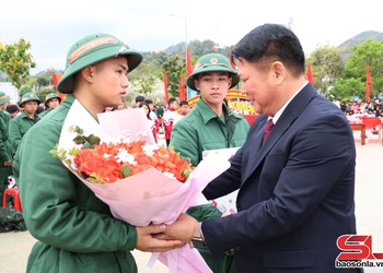 Heroic spirit displayed at military enlistment ceremony at Tay Bac Square