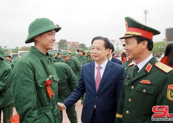 Leaders attend military handover and enlistment ceremony in Moc Chau ward