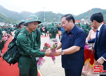 Joyful military enlistment ceremony held in Song Ma border area