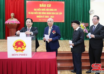 Đồng chí Bí thư Tỉnh ủy Sơn La chôm hặp khày pàng cánh chấp năm quyên công dân nẳng phường Tô Hiệu