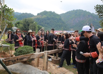Moc Chau greets over 25,000 visitors during April 30 – May 1 holiday